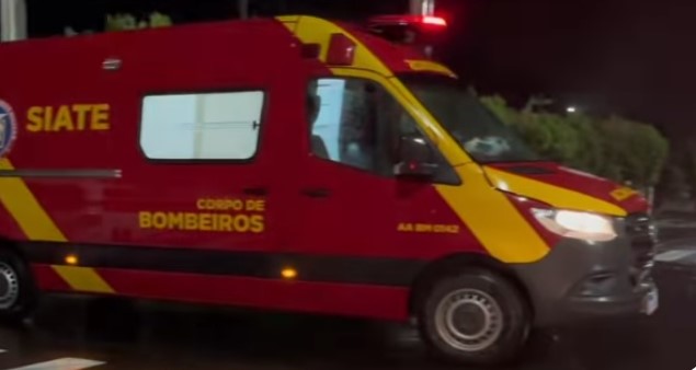 Condutora de moto fica ferida após colisão com camionete