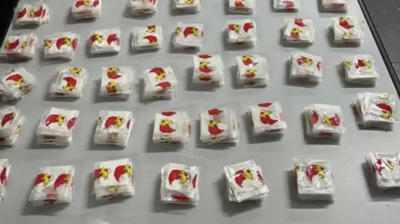 Homem é preso com cocaína personalizada com estampa do “Pica-Pau”