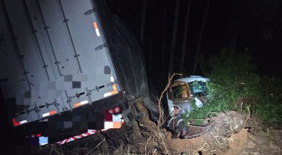 Motorista fica ferido após saída de pista com carreta na BR-280