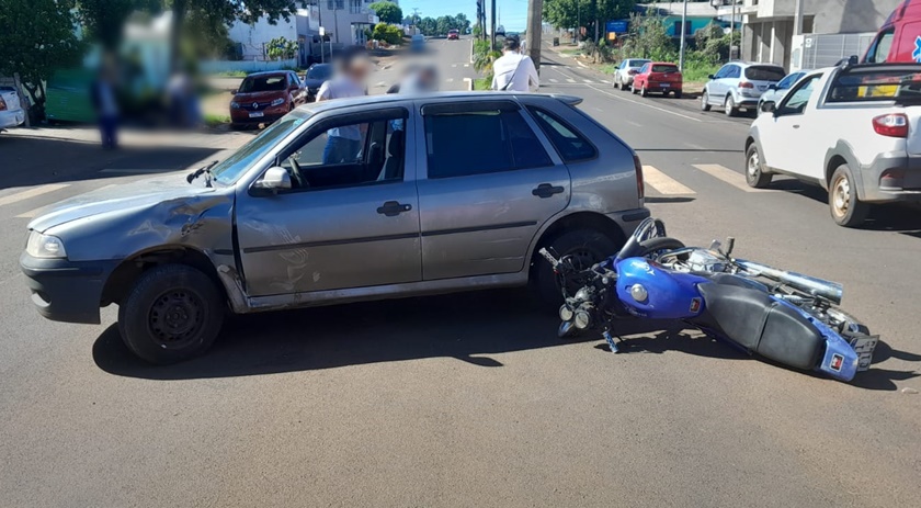 Homem fica ferido em colisão envolvendo carro e moto na Av. Washington Luiz