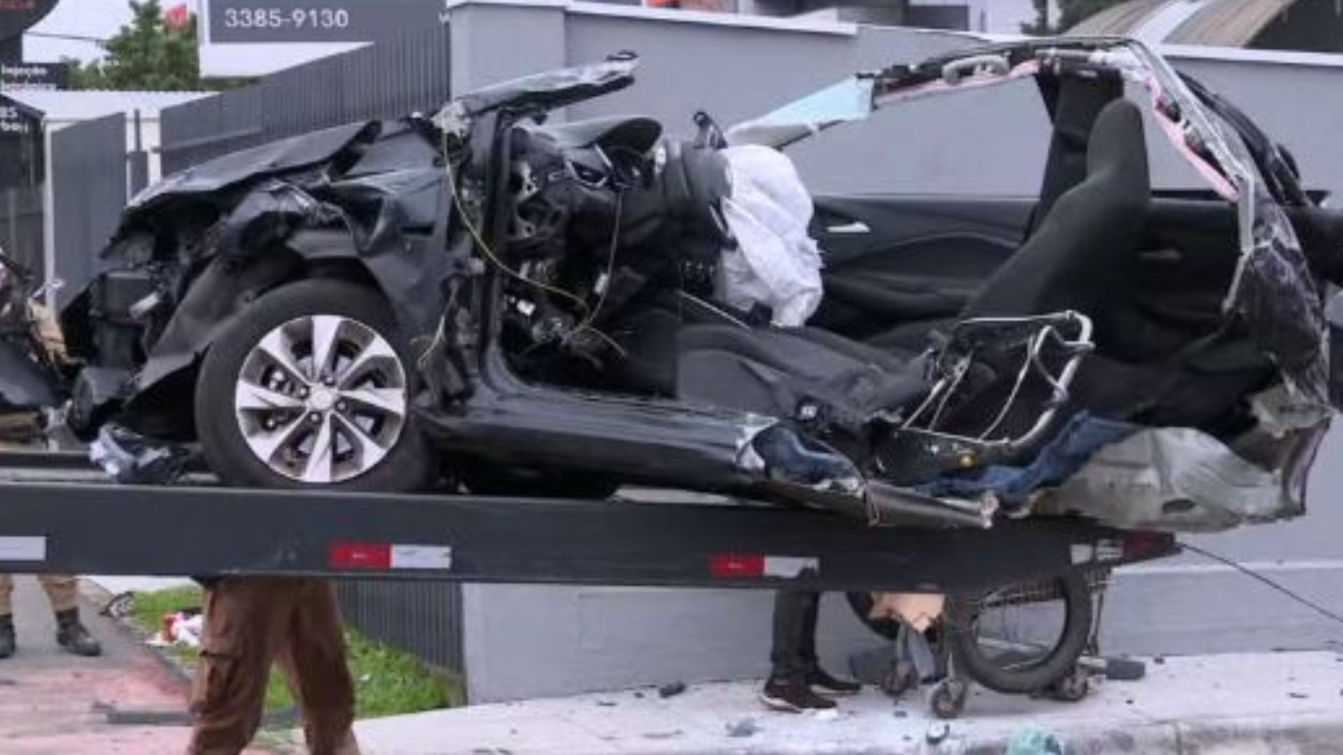 Homem morre após carro partir ao meio em batida na Avenida das Torres