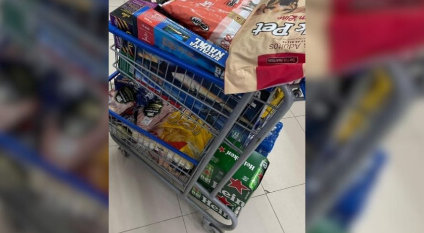 Homem enche carrinho de supermercado e tenta sair sem pagar conta de R$ 2 mil