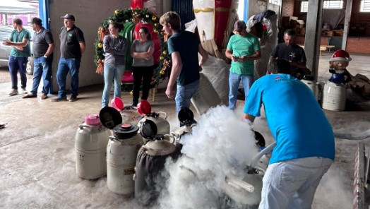 Secretaria de Agricultura entrega nitrogênio e materiais para produtores rurais