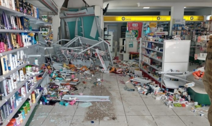 Condutora perde controle de veículo e invade estabelecimento comercial