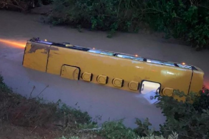 Ônibus que transportava alunos cai em rio na cidade de Aurora
