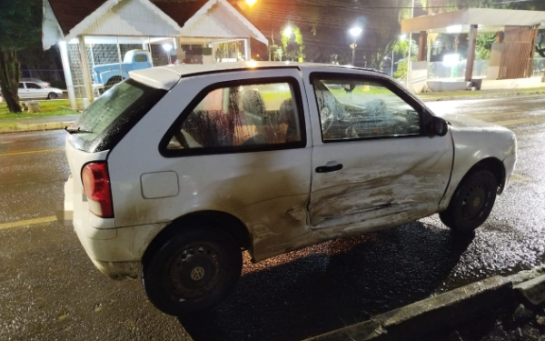 Acidente entre dois carros é registrado; jovem é encaminhada ao hospital