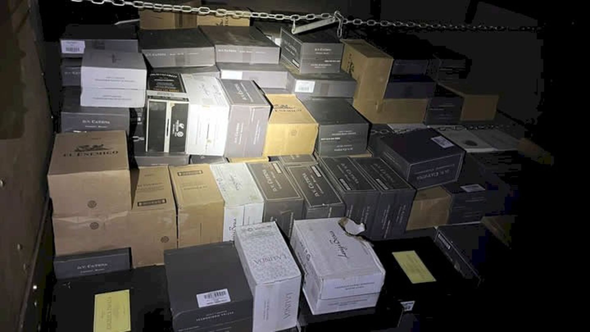 Polícia Militar aprende caminhão com mais de 300 caixas de vinhos descaminhadas da Argentina