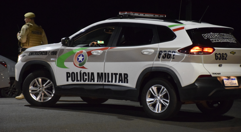 Mulher embriagada é detida após desacatar policiais
