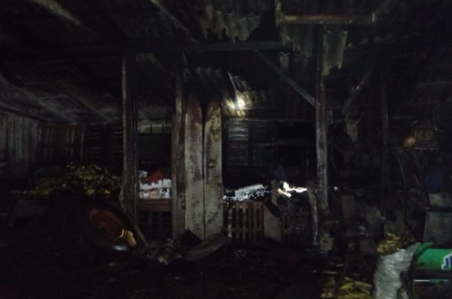 Incêndio em galpão mobiliza bombeiros no interior