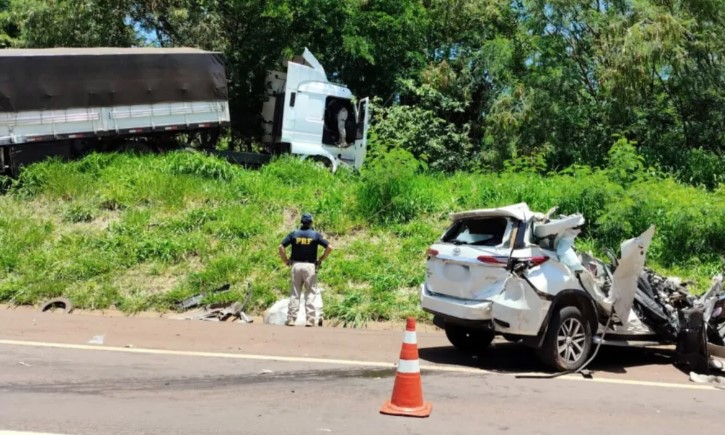 Colisão entre caminhão e três carros mata uma pessoa e deixa outra ferida