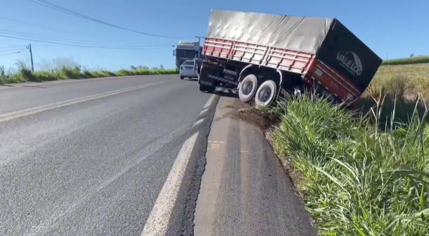 Saída de pista envolvendo uma carreta é registrada na BR-163