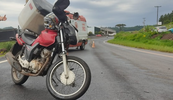 Condutor fica ferido após colidir moto na traseira de camionete na PR-180