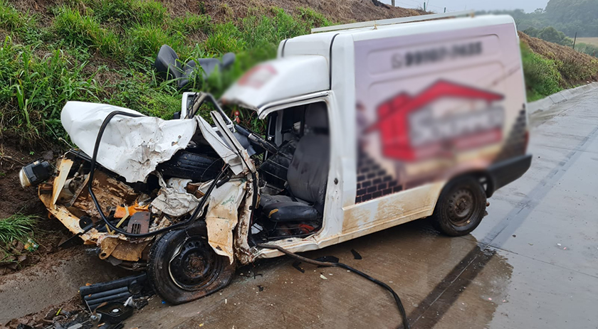 Colisão frontal na BR-163 deixa motorista ferido