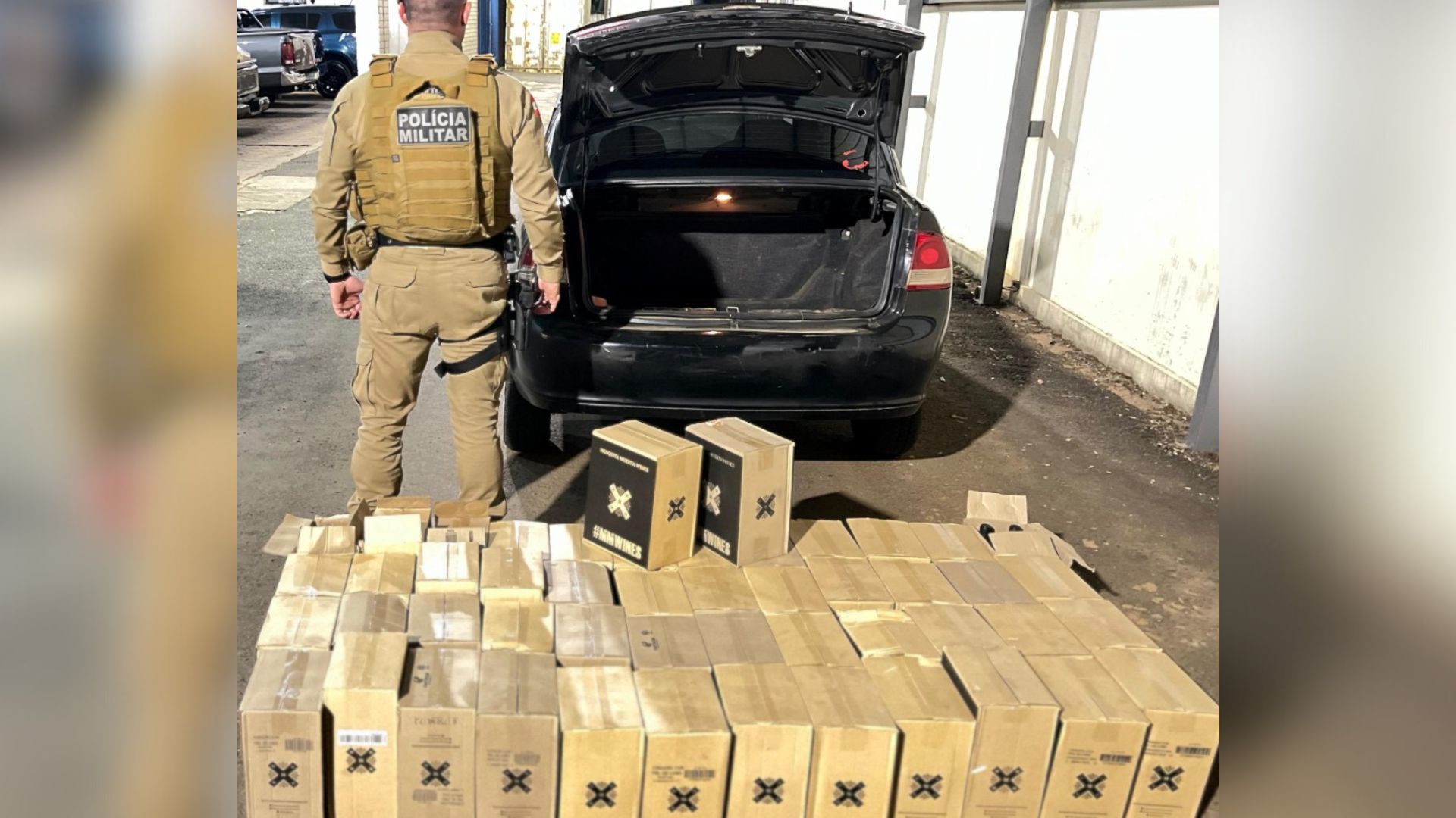 Polícia Militar apreende 50 caixas de vinhos contrabandeados na BR 163
