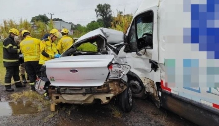 Homens morrem em grave colisão entre veículos na BR-282