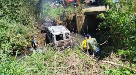 Motorista morre após veículo cair dentro de rio e pegar fogo em Jupiá