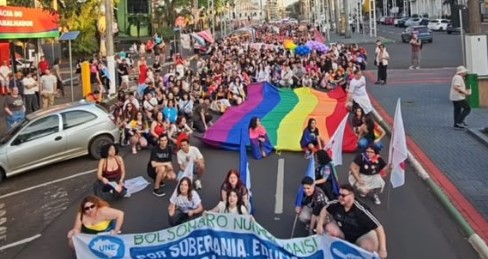Parada LGBTQIA+ reúne público e promove caminhada pela diversidade