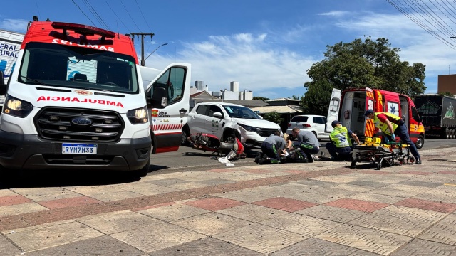 Motociclista fica ferido em colisão com picape da Secretaria de Educação