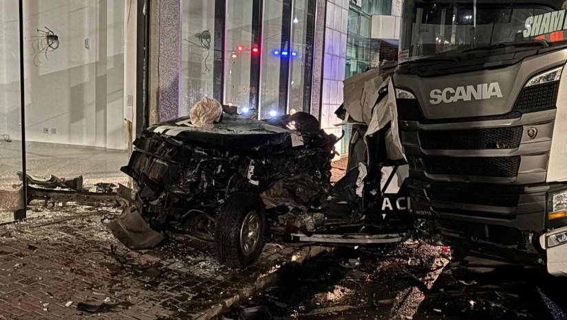 Colisão entre viatura da Polícia Civil e caminhão deixa dois policiais feridos