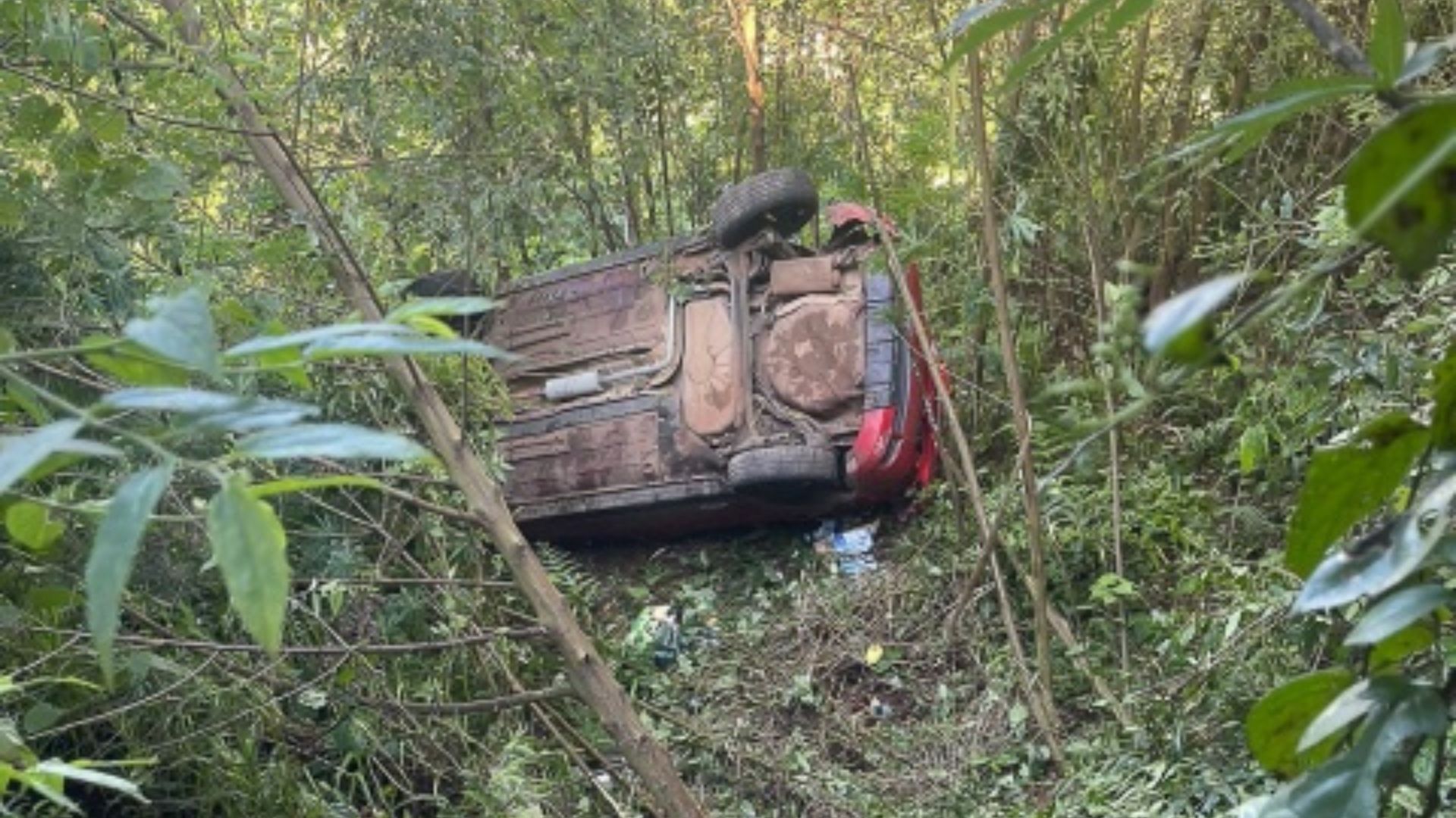 Carro sai da pista e deixa quatro feridos na BR-163
