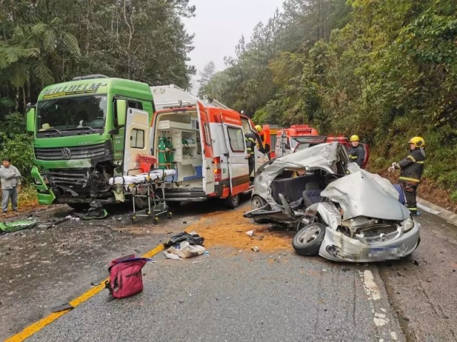 Grave acidente na BR-282 em Águas Mornas tira a vida de uma pessoa e deixa outras três feridas