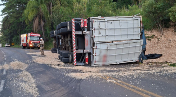 Motorista fica ferido após tombamento de carreta na SC-135