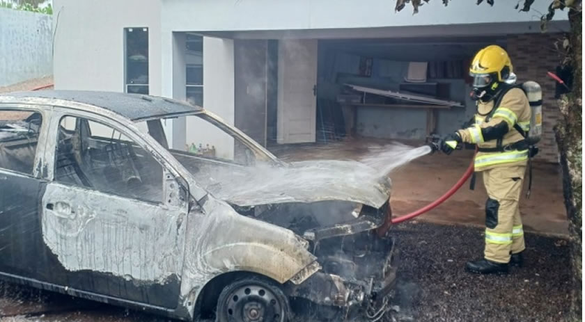 Incêndio destrói carro e ameaça residência em São Miguel do Oeste