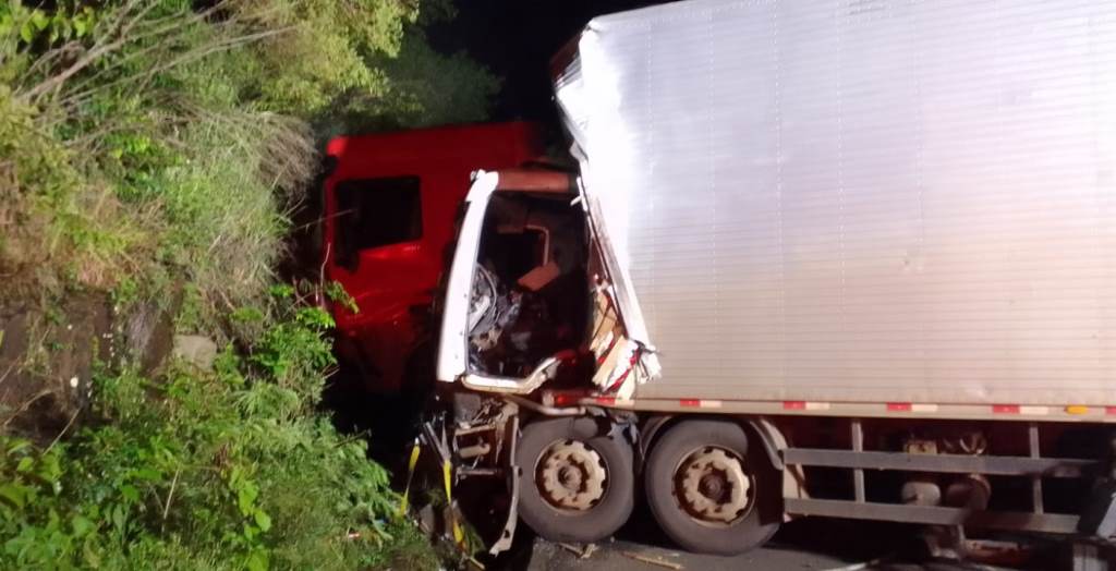 Acidente na BR-282 deixa caminhoneiro preso nas ferragens e interdita rodovia