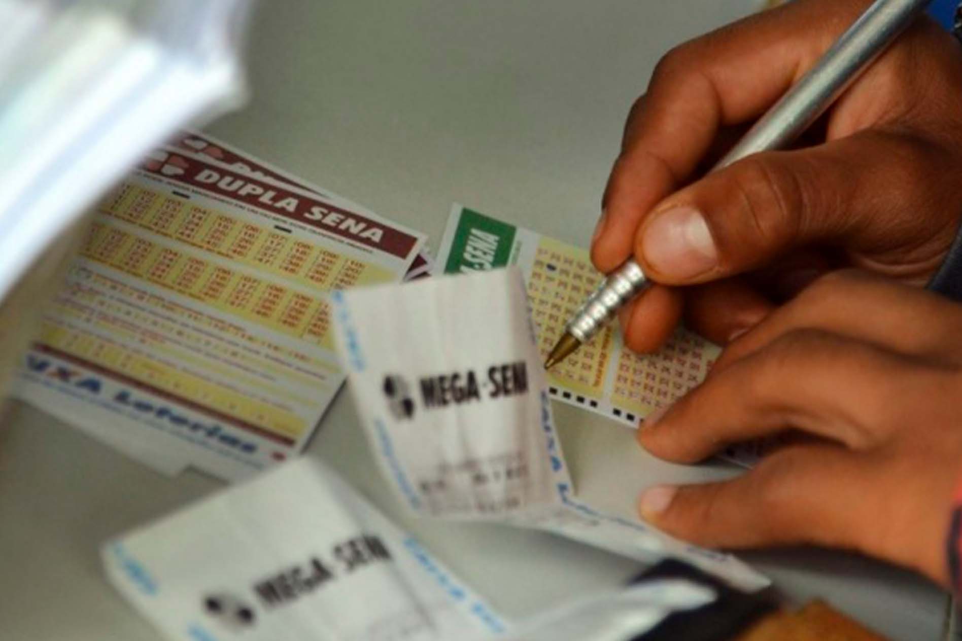 Homem é encontrado morto em quarto de hotel ao lado de bilhete premiado da Mega-Sena