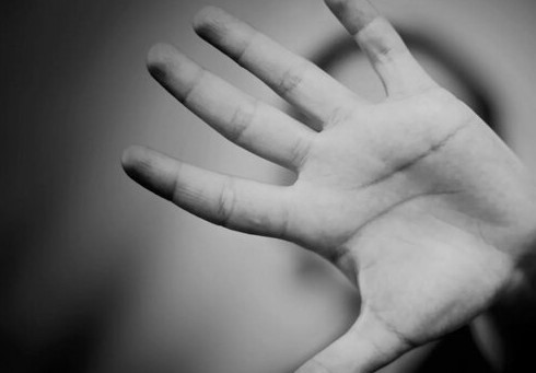 Casal é levado à delegacia após agressão e injúria por causa de ciúmes