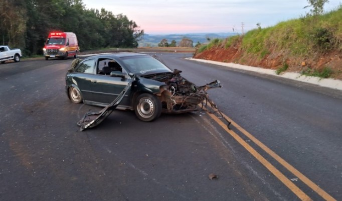 Jovens de 17 e 20 anos morrem ao bater carro contra barranco em rodovia no Oeste