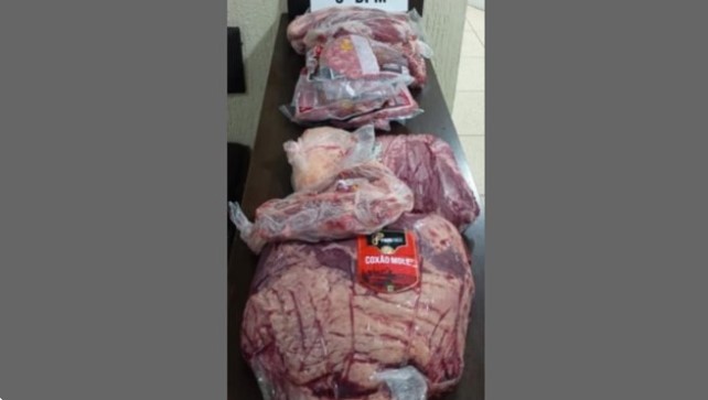 Dois funcionários de supermercado são presos acusados de furtar mais de 30 kg de carne