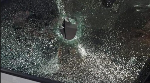 Disparo de arma de fogo atinge veículo em movimento e deixa jovem ferido