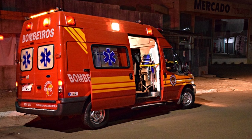 Colisão entre carro e moto deixa feridos no interior