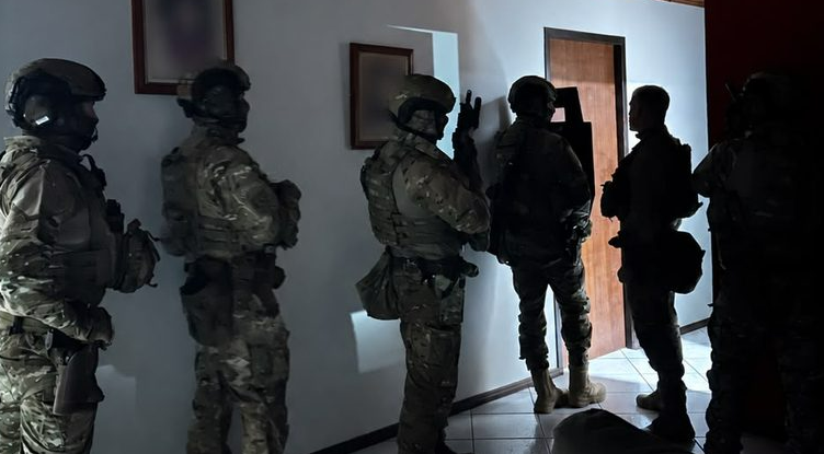 BOPE resgata menina de 4 anos mantida em cárcere privado pelo próprio pai