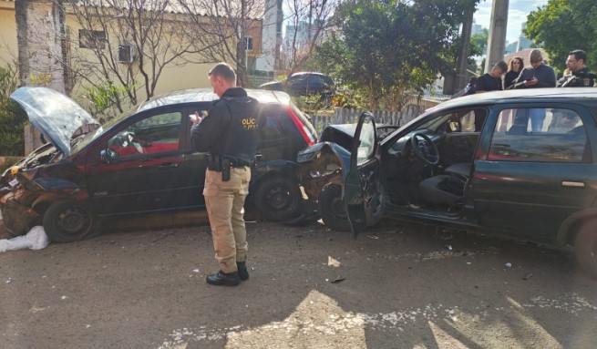 Duas pessoas ficam feridas após colisão no bairro Nossa Senhora Aparecida