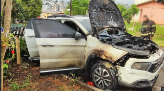 Fiat Toro é completamente destruído por incêndio