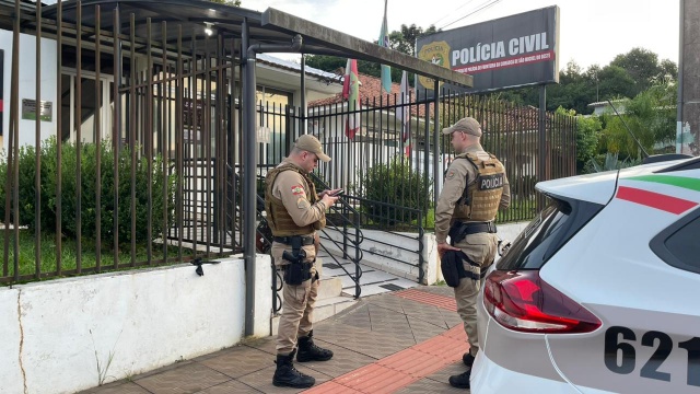 Homem pede água em residência, rouba celular e acaba preso