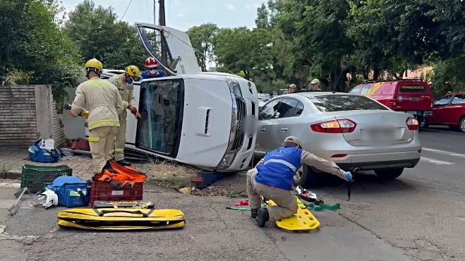 Colisão entre dois veículos no centro deixa motorista ferido
