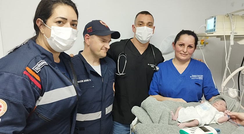 Gestante dá a luz de forma prematura em ambulância do SAMU durante transferência. Mãe e bebê passam bem