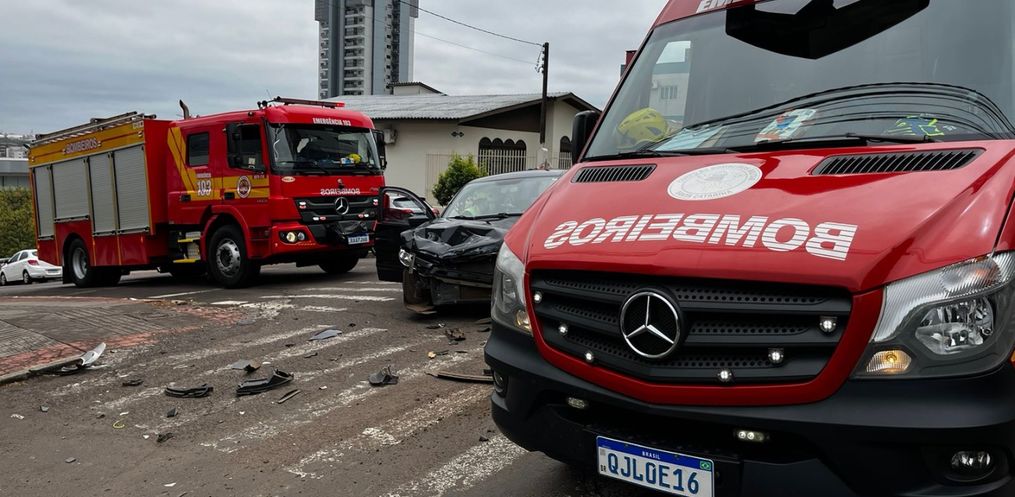 Mulher é atendida pelos Bombeiros após acidente no centro