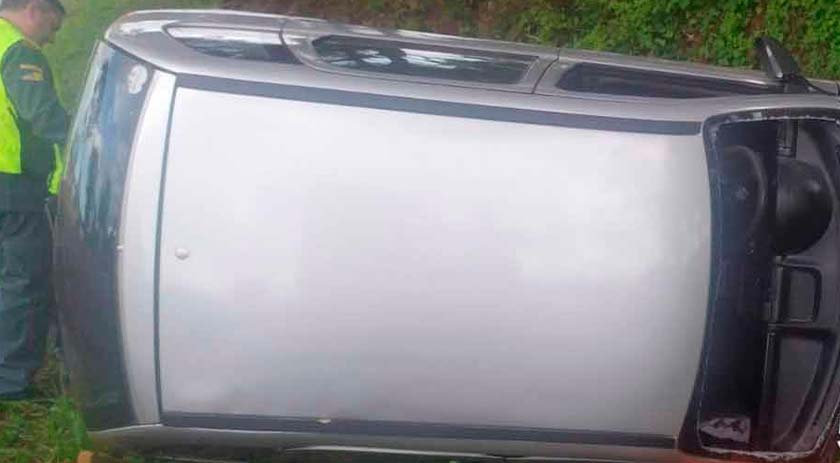 Veículo tomba no trevo de acesso a PR 180