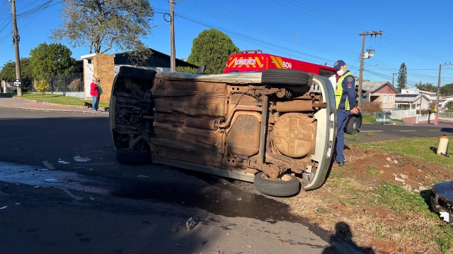 Acidente entre dois carros deixa veículo tombado em cruzamento