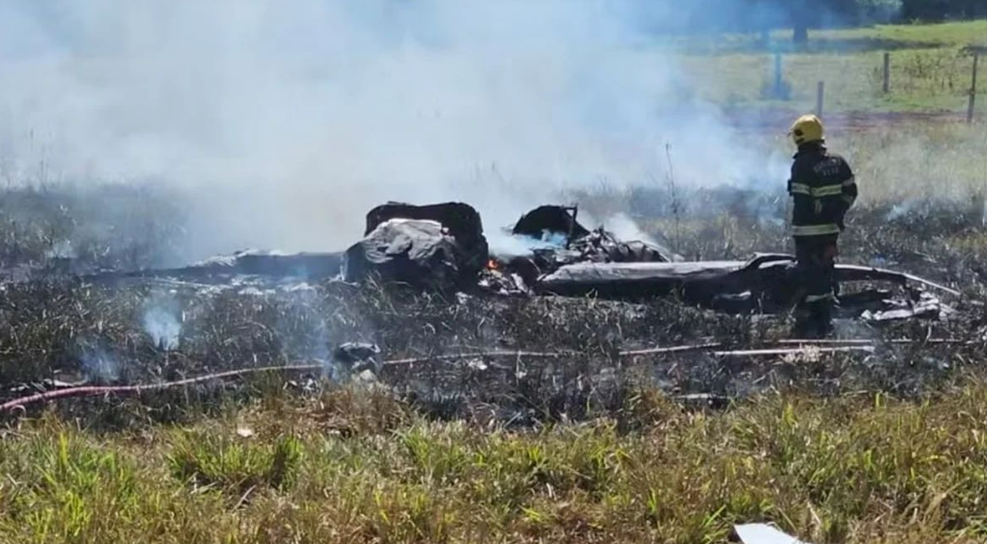 Avião de pequeno porte cai e pega fogo em fazenda de Goiás