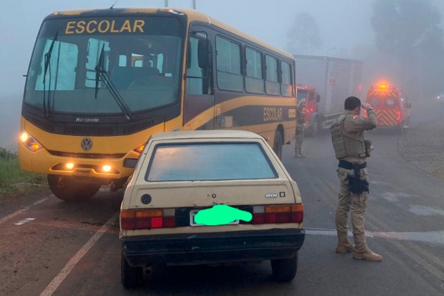 Colisão entre carro e ônibus escolar deixa um ferido