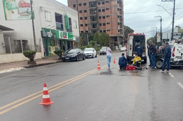 Motociclista fica ferido em colisão com triciclo na Av. Euclides da Cunha