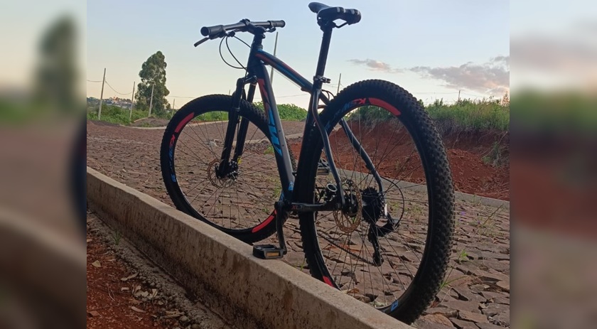 Bicicleta e furadeira são furtadas de residência