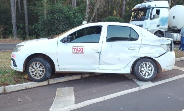 Homem sofre ferimentos em colisão entre caminhão e automóvel táxi na PRC-158