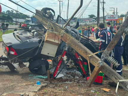 Motorista fica preso nas ferragens após bater carro contra poste