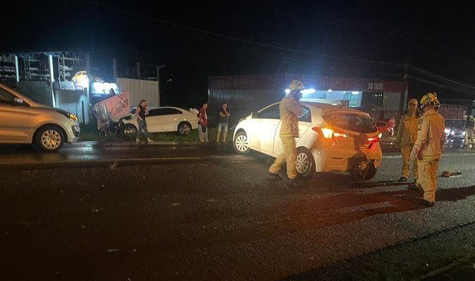 Acidente na Avenida Atílio Fontana deixa dois feridos